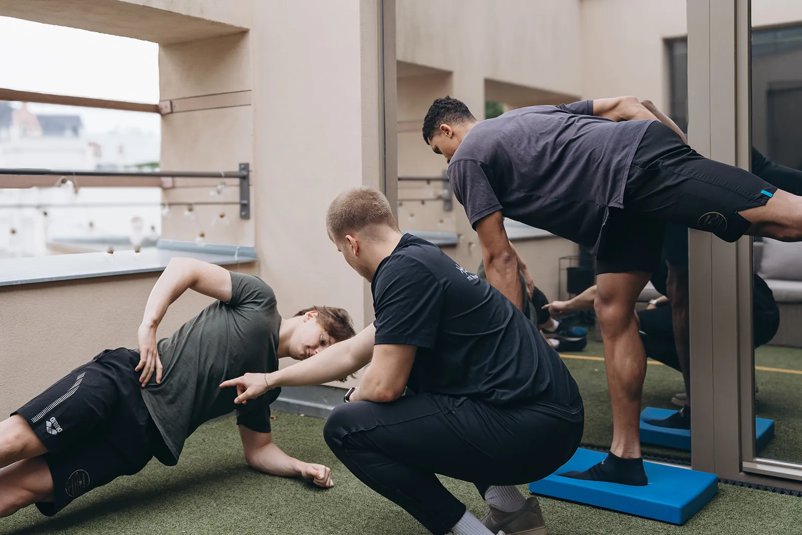 Gesundheitsclub bei Kompassion Potsdam – Trainer mit Kindern beim Training