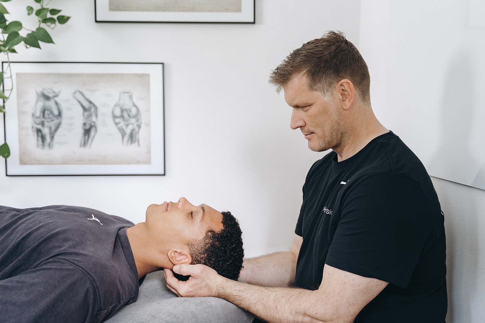 Therapeutische Behandlung – Matthias behandelt Patienten in der Praxis Kompassion Potsdam