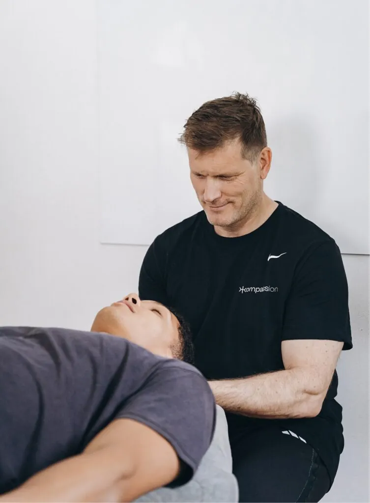 Therapeutische Behandlung – Matthias behandelt Patienten in der Praxis Kompassion Potsdam